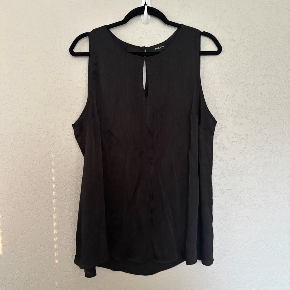 Torrid Women's Size 1 Black Shine Crinkle Gauze Swing Sleeveless Keyhole Tank
